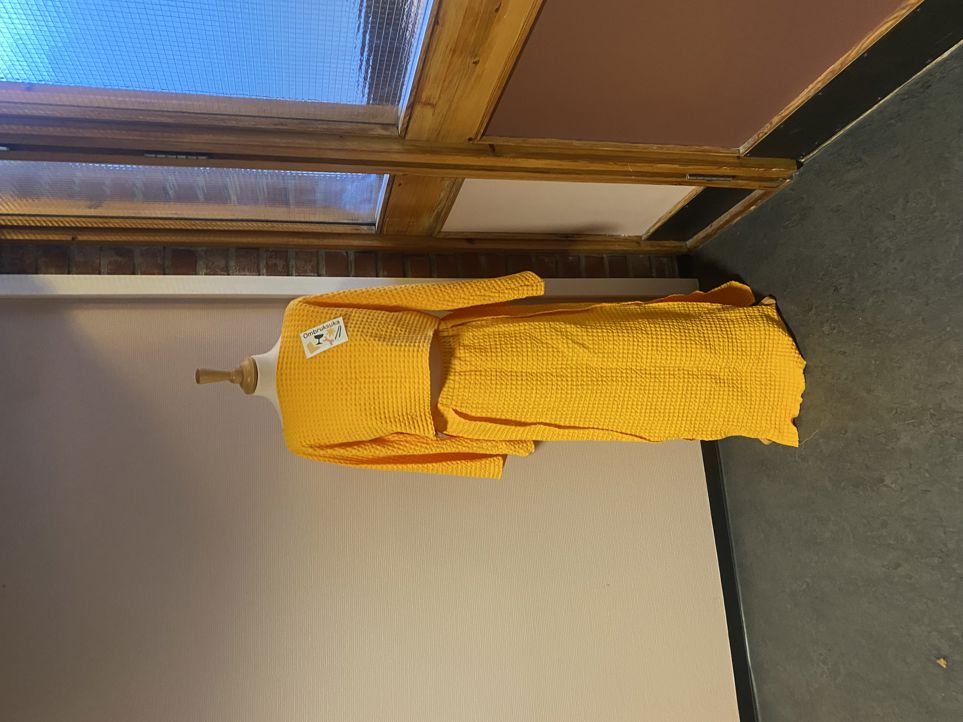 en gul kjole på en vegg