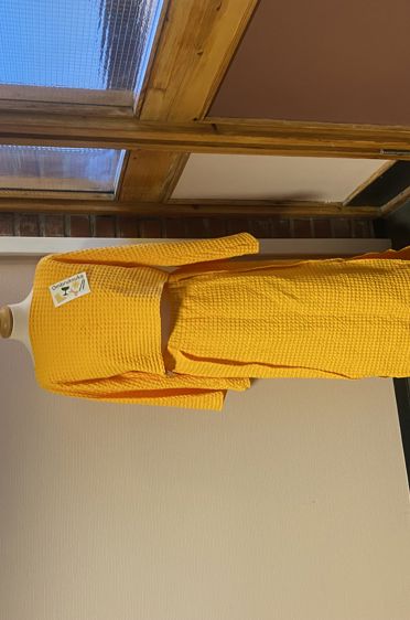 en gul kjole på en vegg en gul kjole på en vegg