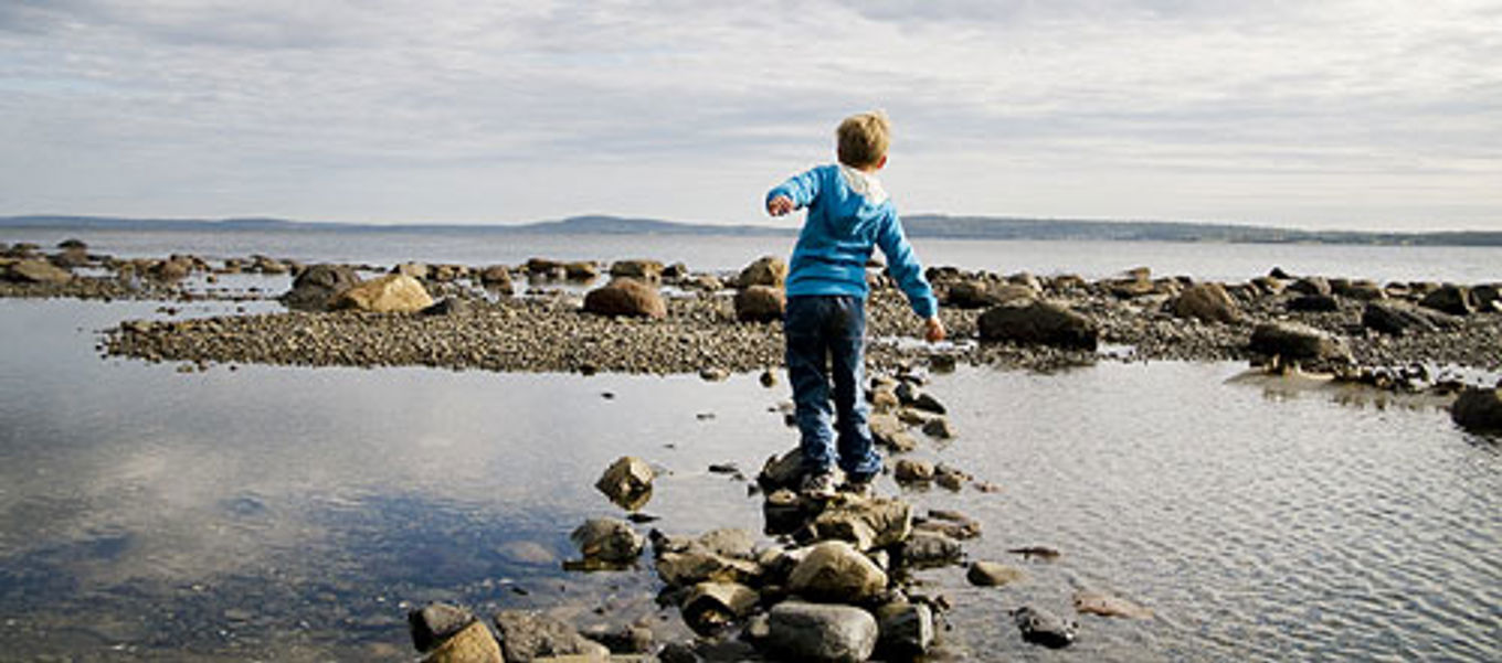 Gutt som går på strand Gutt som går på strand