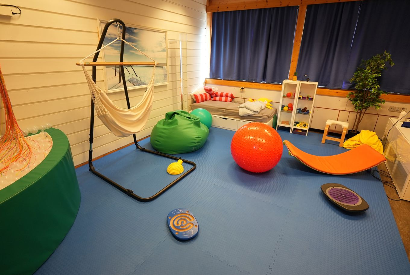 et rom med leker og et bord