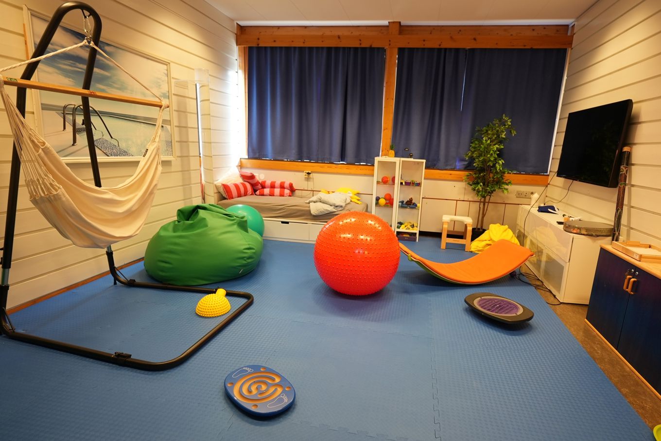 et rom med et blått bord og et blått bord med oransje kuler