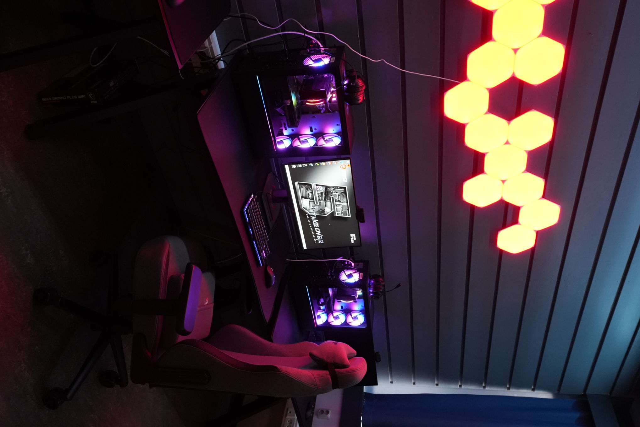 en person som sitter i en stol i et kontrollrom