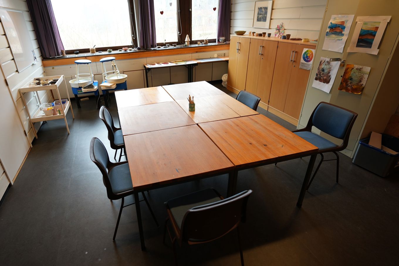 et rom med bord og stoler