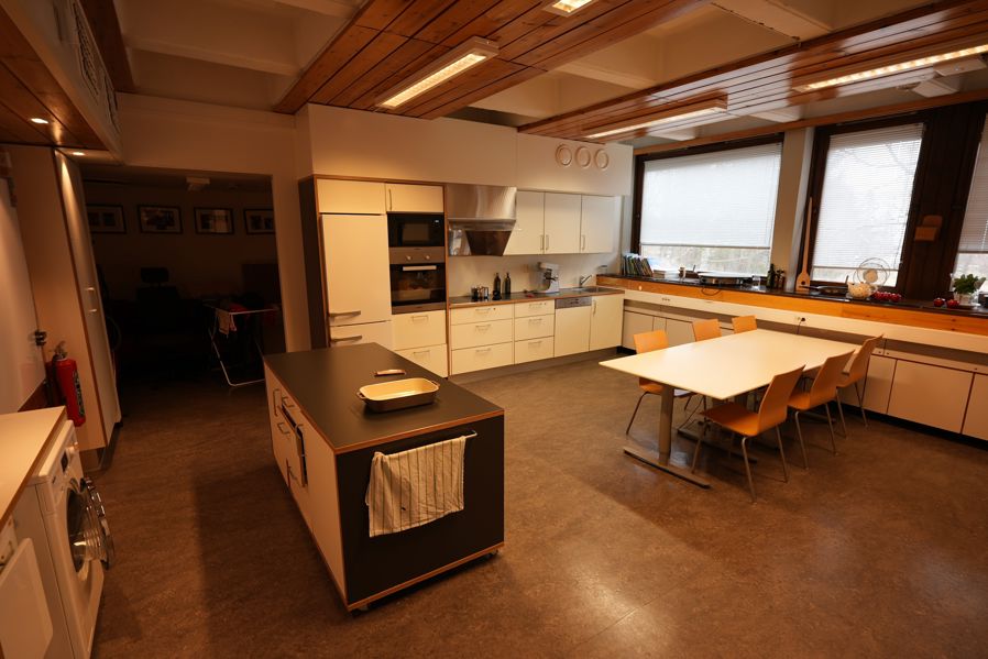 et kjøkken med bord og stoler