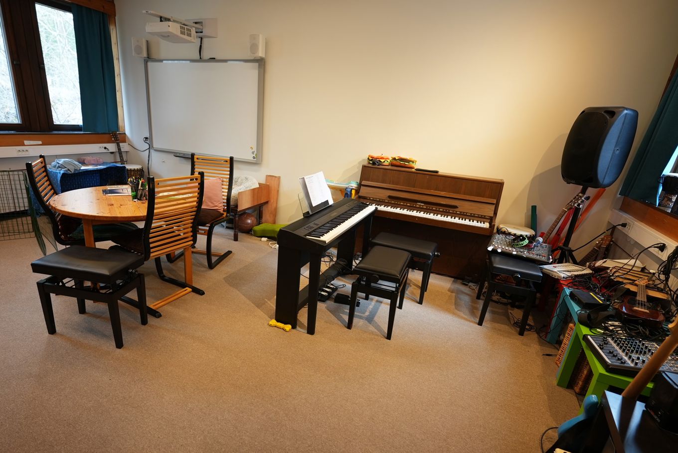 et rom med piano og stoler