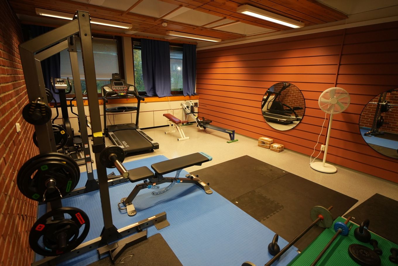 et treningsstudio med treningsutstyr