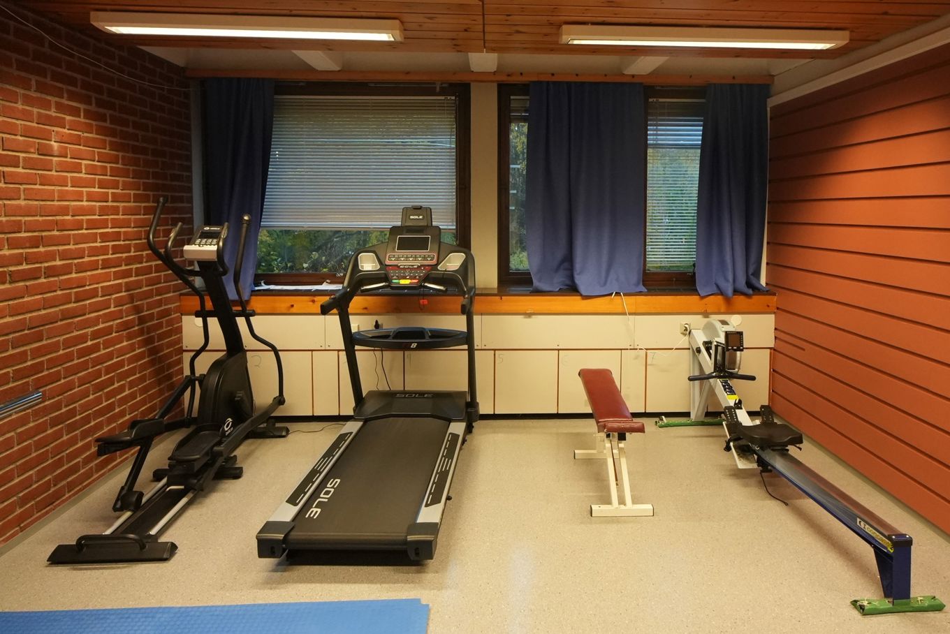 et rom med tredemøller og en stol