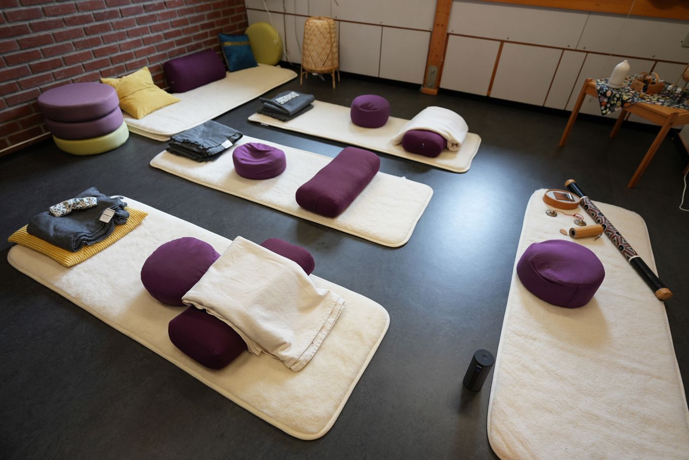 et rom med sofa og puter