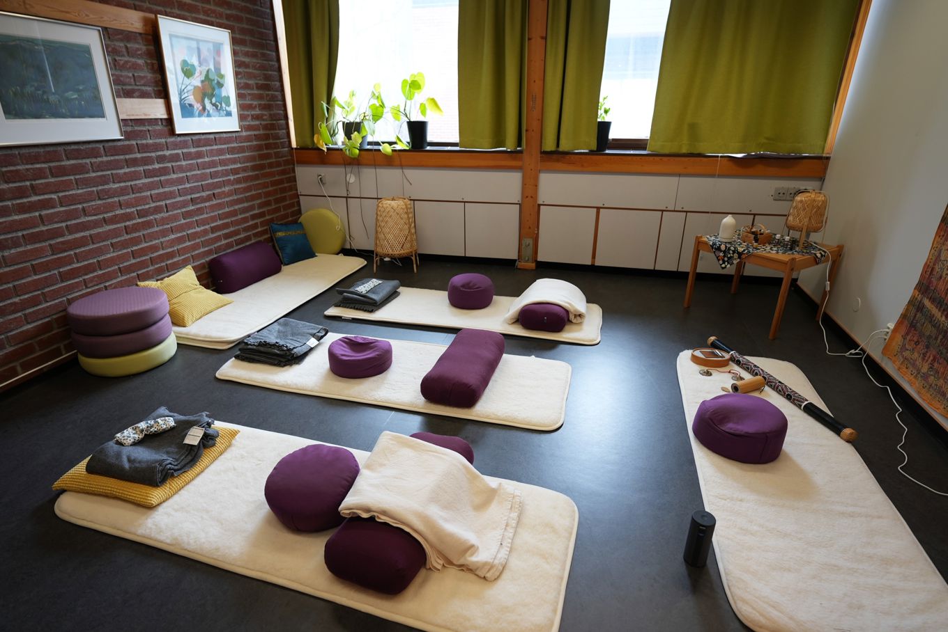 et rom med sofa og puter